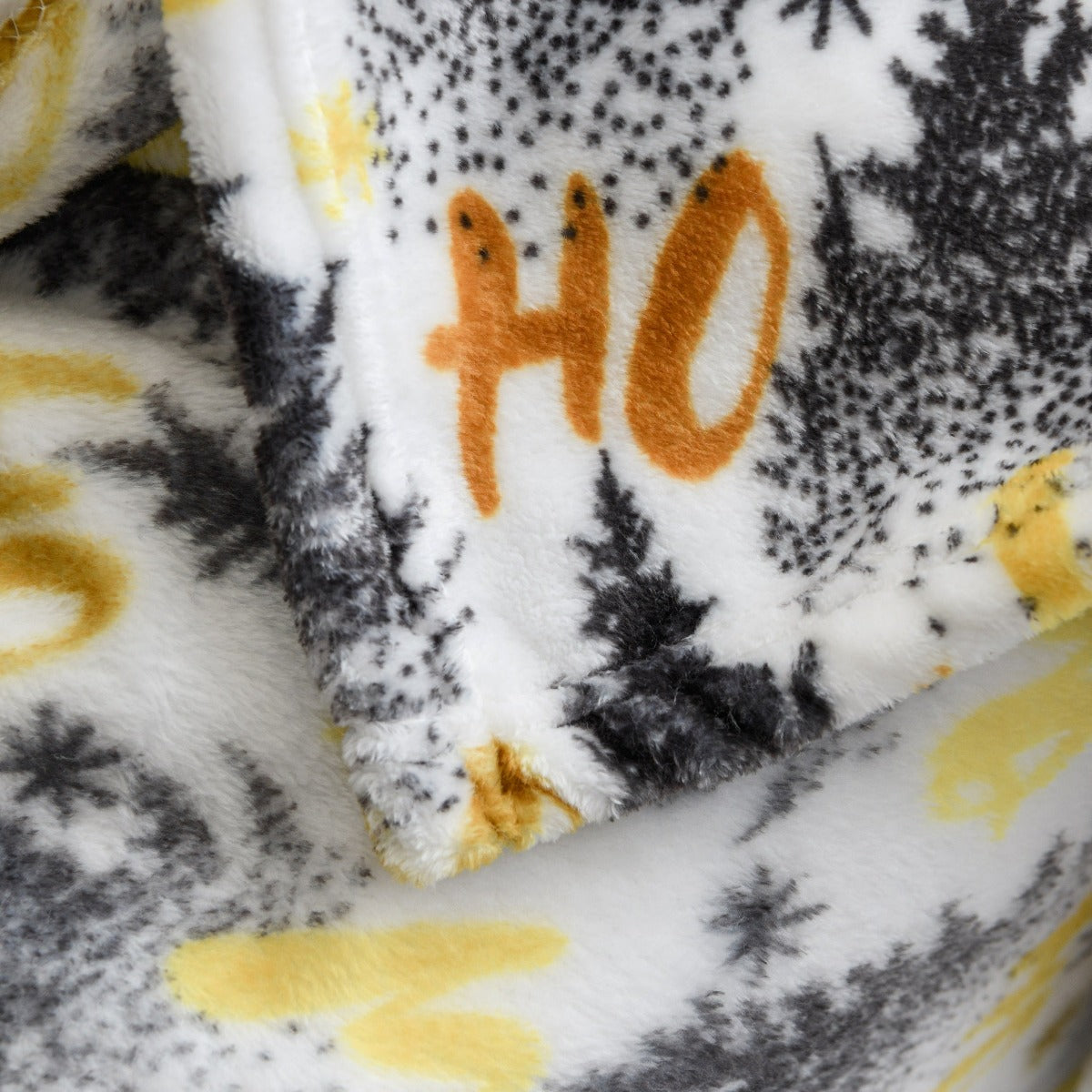 Ultra Soft Oversized Plush Holiday Throw Blanket - Stylish Home Décor for Bed or Couch