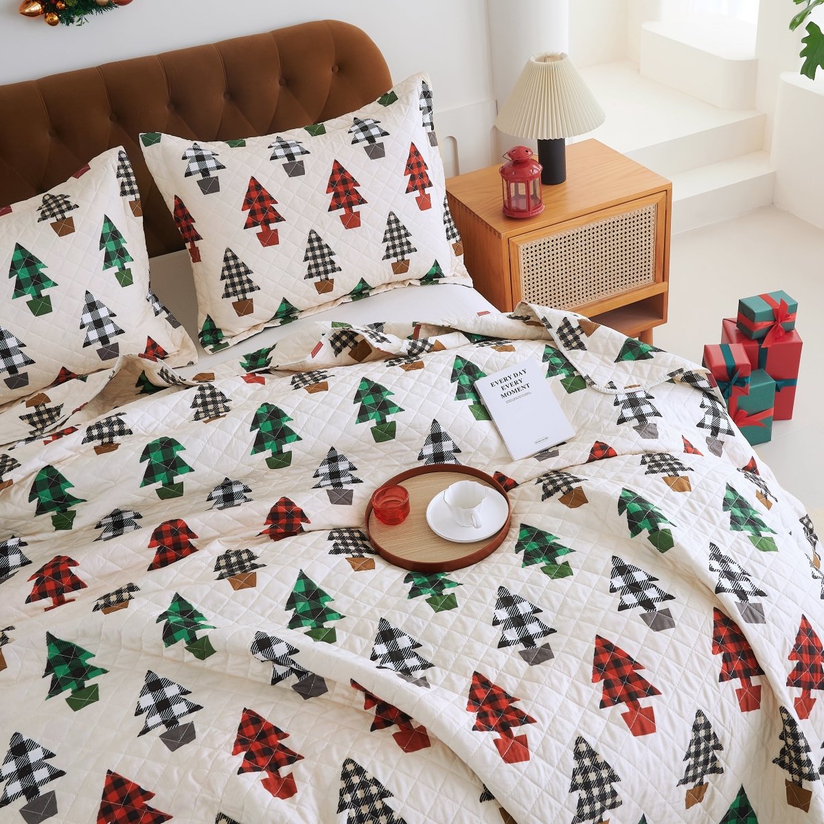 Holiday Collection Quilt Set - Ultra-Soft, Reversible Coverlet Bedding - Oversized Quilt With Matching Pillow Shams - Spirit Linen